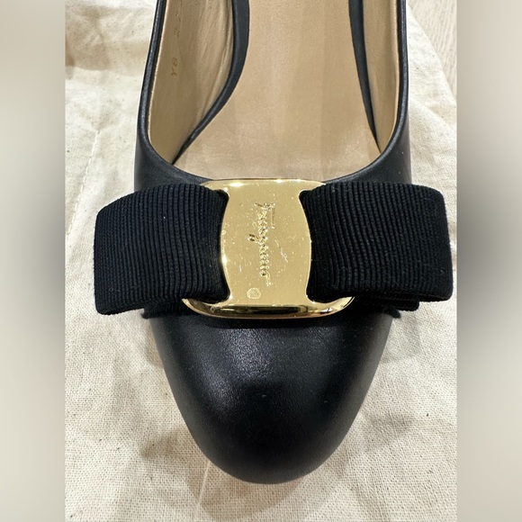 Black leather gold bow buckle Salvatore Ferregamo heels. Size 7 - Picture 2 of 6